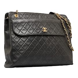 Chanel-Bolsa de ombro corrente de couro acolchoado CC-Preto