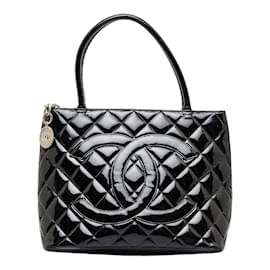 Chanel-CC-Medaillon-Tasche aus Lackleder-Schwarz