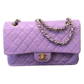 Chanel-Superbe sac à main à rabat Chanel en cuir d'agneau matelassé lilas violet clair classique intemporel moyen doublé avec quincaillerie champagne doré mat!-Violet
