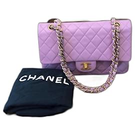 Chanel-Splendida borsa Chanel con patta foderata media in pelle di agnello trapuntata lilla viola chiaro classica senza tempo con hardware champagne oro opaco!-Porpora