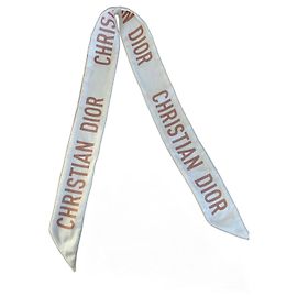 Christian Dior tiara Dior Rosa Fora de branco