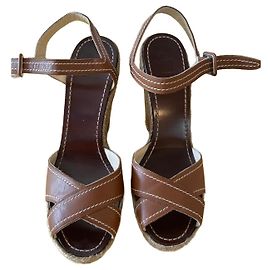 Christian Louboutin Ledersandaletten mit Absatz Braun Braun