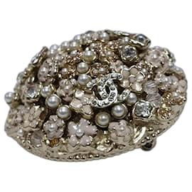 Chanel-Chanel 11Una spilla rotonda di perle finte-Argento