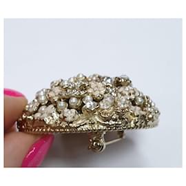 Chanel-Chanel 11Una spilla rotonda di perle finte-Argento