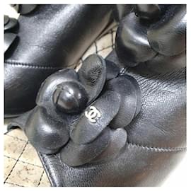 Chanel-Botas Chanel Camélia de couro preto com cunha sobre o joelho-Preto