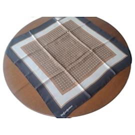 Yves Saint Laurent-YSL-quadrado-Preto