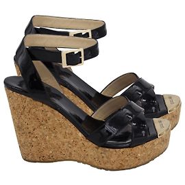Sandalias con cuña Jimmy Choo Papyrus de corcho en charol negro Negro