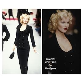 Chanel-¡COLECCIONISTA! CHANEL y Karl Lagerfeld 95A F/W 1995 Chaqueta bouclé de lana negra-Negro