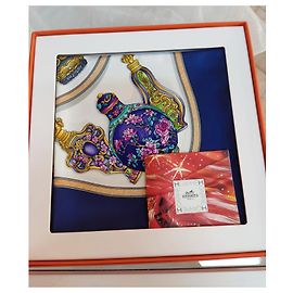 Lenço Hermès de seda com motivos de frascos de perfume Rosa Branco Vermelho Azul Amarelo