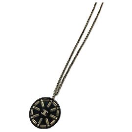 ***Collar con marca de coco circular CHANEL Negro