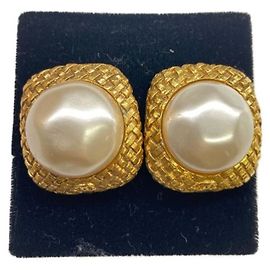 Brincos Chanel dourados e brancos Branco Dourado