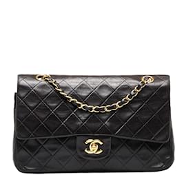 Chanel-Chanel Medium Classic gefütterte Flap Bag Leder-Umhängetasche in gutem Zustand-Schwarz