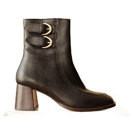 Claudie Pierlot Botins com fivela e bico quadrado. Preto
