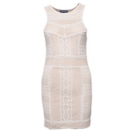 Magali Pascal, Robe blanche perforée avec une robe nuisette couleur peau en taille S. Blanc