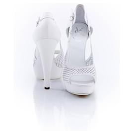 Yves Saint Laurent-YVES SAINT LAURENT, zapato de salón de cuero blanco.-Blanco