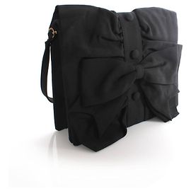 Moschino, borsa cross-over in tessuto nero con camicia smoking e papillon. Nero