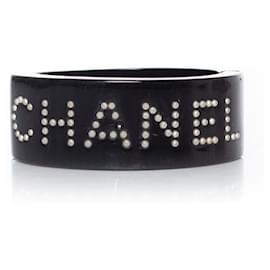 Chanel, Bracciale rigido con chiusura tempestata di Coco Chanel Nero