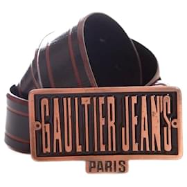 Jean Paul Gaultier-Vaqueros Gaultier, Cinturón de piel negro alto brillo con detalles en rojo burdeos en talla 70.-Negro