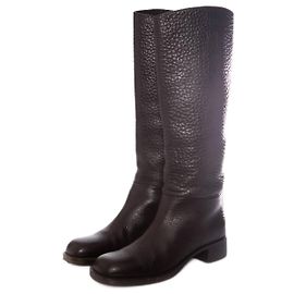 Prada, EN CUIR GRAINE NOIR BOOTS. Noir