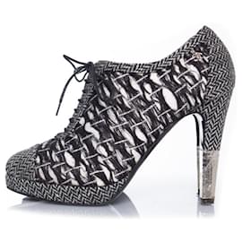 Chanel-Chanel, Botins de tweed com cadarço-Preto,Branco