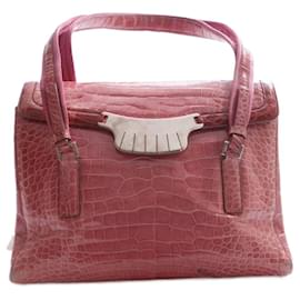 Prada-Prada, sac bandoulière en cuir de crocodile rose avec détails argentés.-Rose