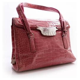 Prada-Prada, sac bandoulière en cuir de crocodile rose avec détails argentés.-Rose