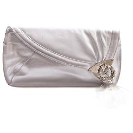 Jimmy Choo, clutch prateada em couro com franjas. Prata