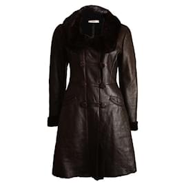 Prada-Prada, abrigo de cuero marrón con piel de oveja teñida, cuello de piel de visón y botones de piel de caimán en talla 42 ESO/S.-Castaño