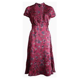 MARC JACOBS, weinrotes Kleid mit Blumen. Rot