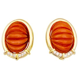 inconnue-Yellow gold clip earrings, coral and diamonds.-Other