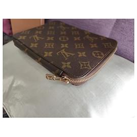 Louis Vuitton-LOUIS VUITTON Vintage monogram passport case with zip-Brown