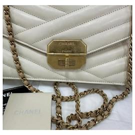 Chanel-Bolso de hombro Chanel en chevrón beige-Beige
