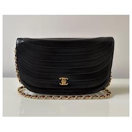Chanel-Chanel Vintage Schwarze Halbmond-Schultertasche mit Klappe oben und Kette-Schwarz