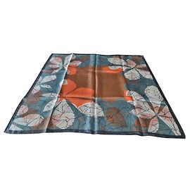 Autre Marque Sciarpa di seta Leaves in Freedom 66x64 cm Multicolore