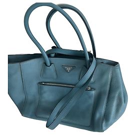 Prada Handtasche aus Leder Hellblau Hellblau