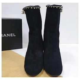 Chanel-Chanel Botas de camurça preta com corrente-Preto