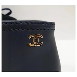 Chanel-Botines con cordones y logo CC de cuero azul marino de Chanel-Azul marino