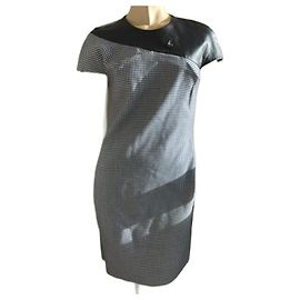 Vestido Versace de lã e couro com padrão chevron azul branco e preto Preto Branco Azul marinho
