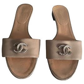 Mules Chanel Taupe de Couro com Logotipo de Strass Taupe