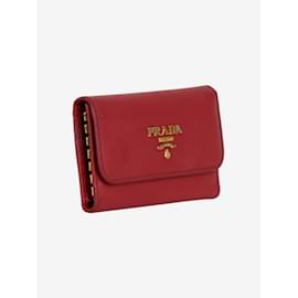 Prada-Prada Llavero de piel Saffiano con solapa roja y detalle de logo en la parte delantera - talla-Roja