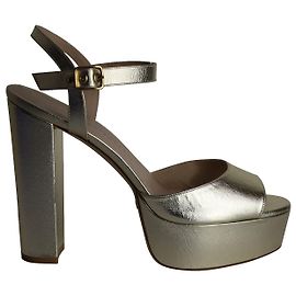Stuart Weitzman Ryder 95 Sandálias com Plataforma em Couro Dourado Dourado