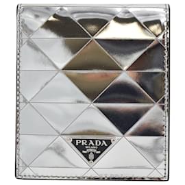 Prada-Portefeuille à plaque logo et panneaux triangulaires Prada en cuir argenté-Argenté,Métallisé