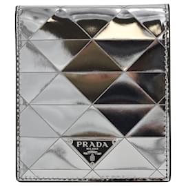Prada-Cartera Prada con placa del logo y paneles triangulares en cuero plateado-Plata,Metálico