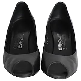 Salvatore Ferragamo-Salvatore Ferragamo Zapatos de tacón con cuña y punta abierta en cuero negro-Negro