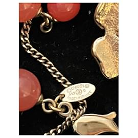 Chanel-Kamelien-Halskette aus goldenem Metall und weißen Perlen-Golden