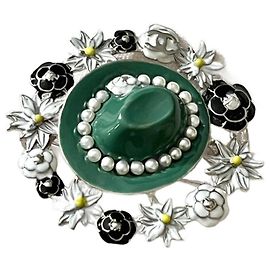 Chanel Metallbrosche mit Hutdarstellung Silber Hardware