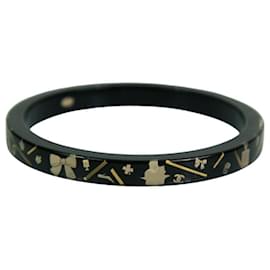 Chanel-Bracelet jonc CHANEL CC Logo en résine noire avec symboles emblématiques incrustés-Noir
