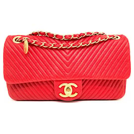 Chanel-Hermosa bolsa de Chanel 21 cm en cuero y estampado Chevron Rojo San Valentín.-Roja