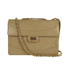 Chanel-Chanel Chanel Timeless Classica turn lock bag in beige leather-Beige