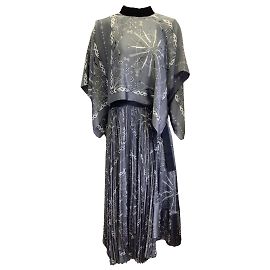 Sacai Grey / Nicht-gerade weiss / Schwarzes, plissiertes Midikleid mit Paisley- und Sternzeichen-Print Grau